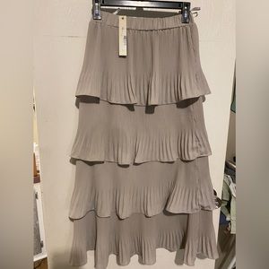 Elastic waist size medium new with tags she and sky